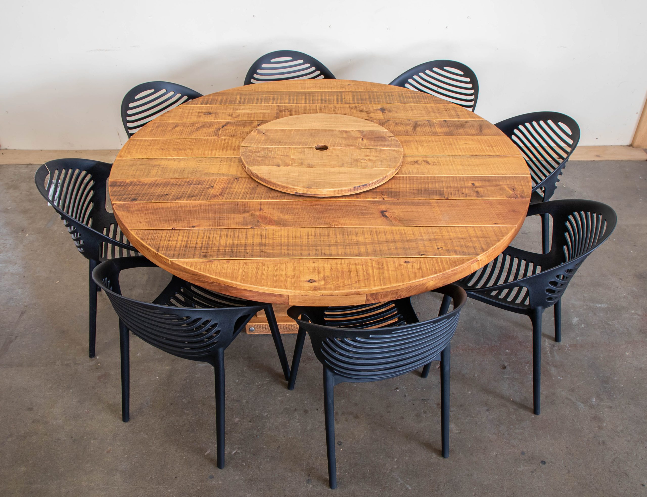 Woolpress Round Table Black Dog Furniture, How Big Are Round Tables That Seat 8m
